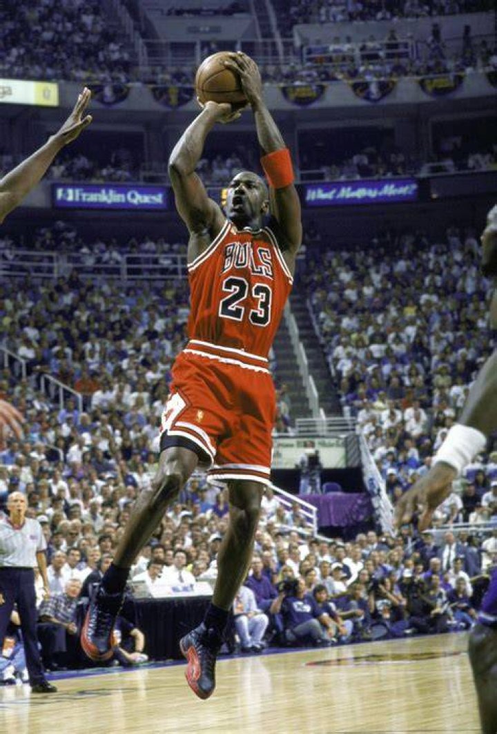 Exploring the Size of Michael Jordan's Hands: The Secret Behind His Basketball Mastery